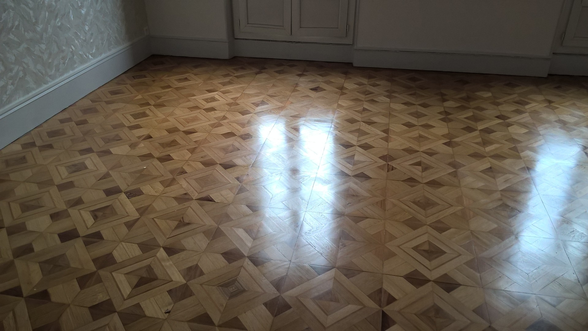 Entretien de sol en pierre de comblanchien Aubagne proche de la Valentin 13 