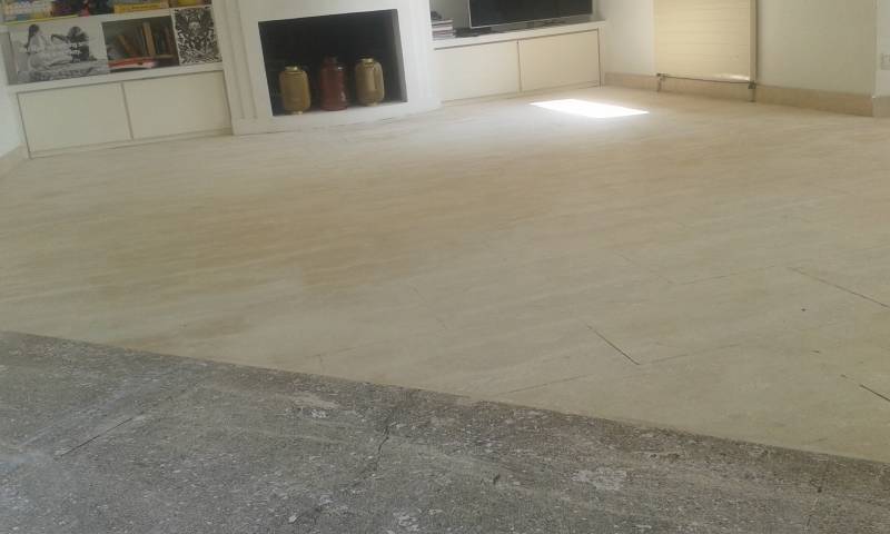 Pendant le ponçage d'un sol en pierre du Lubéron à Aix