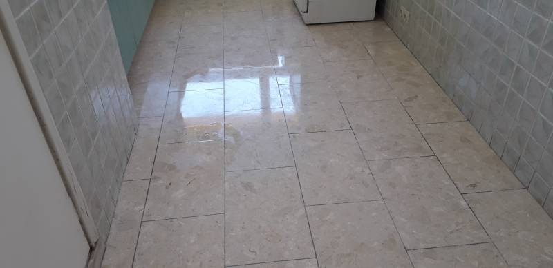 Mise en lustrage d’un sol en pierre à Marseille 13008