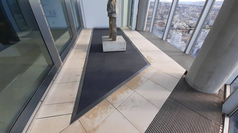 Ponçage de la terrasse du dernier étage de la tour CMA / CGM à Marseille