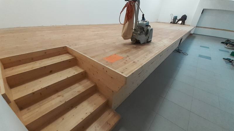 Intervention de rénovation de la scène de l'école Eoures à Marseille