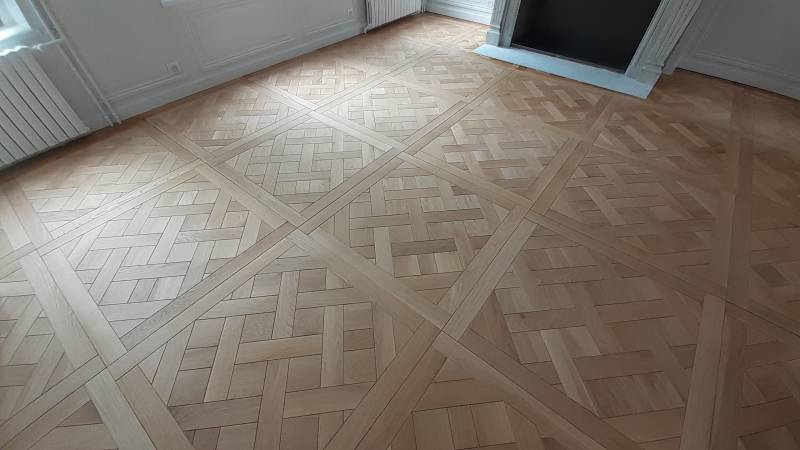 Intervention de ponçage d'un parquet en marqueterie dans un appartement situé à Marseille 13008