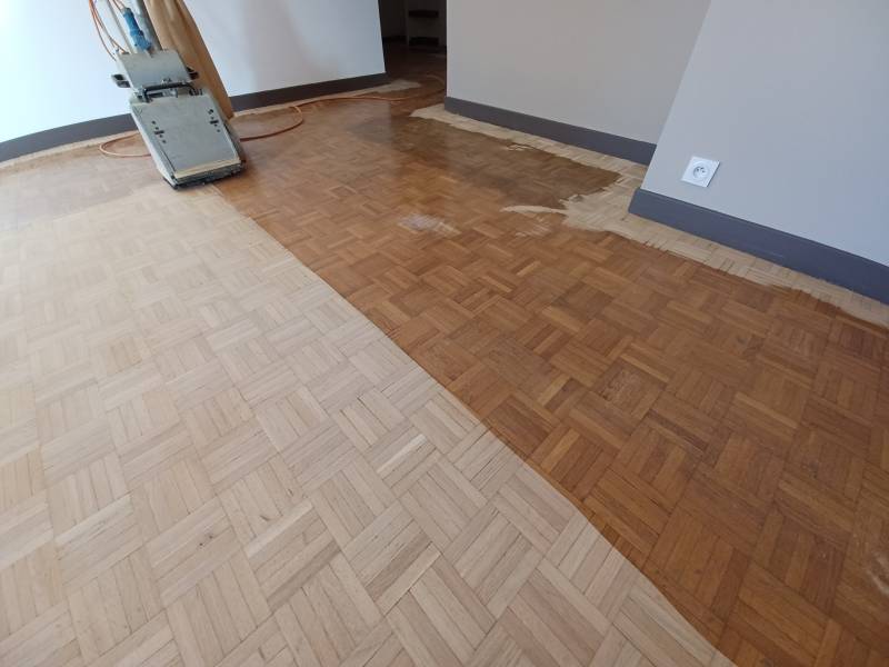 Rénovation d'un parquet mosaïque à Marseille pendant l'intervention