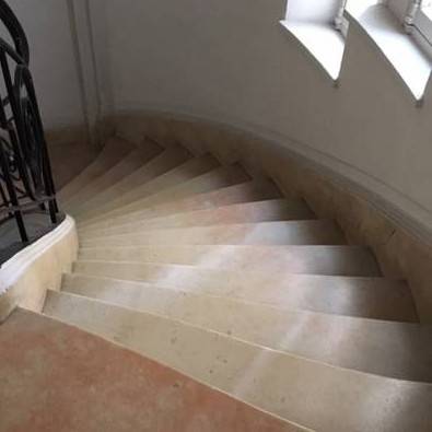 Rénovation par ponçage d'une cage d'escalier dans une copropriété située rue paradis à Marseille 13008