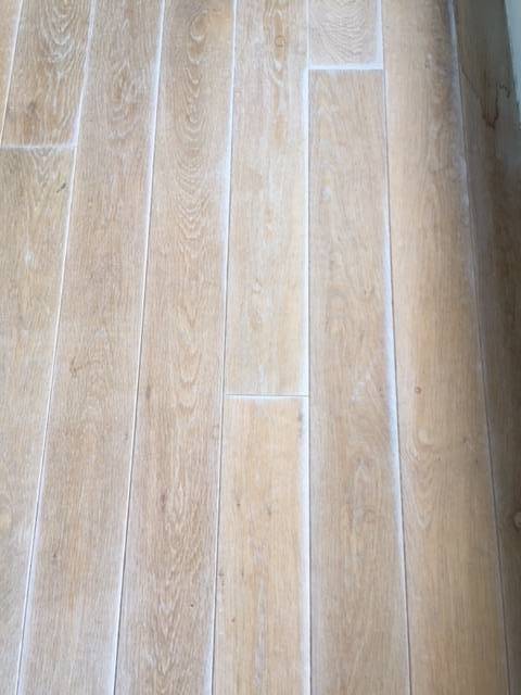 Remise en état d'un parquet blanchi à Carry le rouet