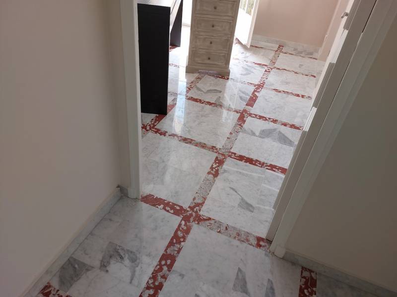 Rénovation d'un sol en marbre blanc et rouge à Allauch