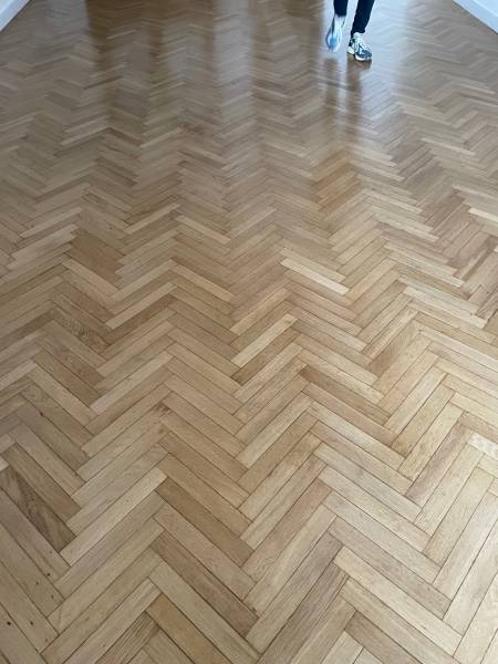 Comment remettre en état d'un parquet pose chevron à Marseille la Valentine