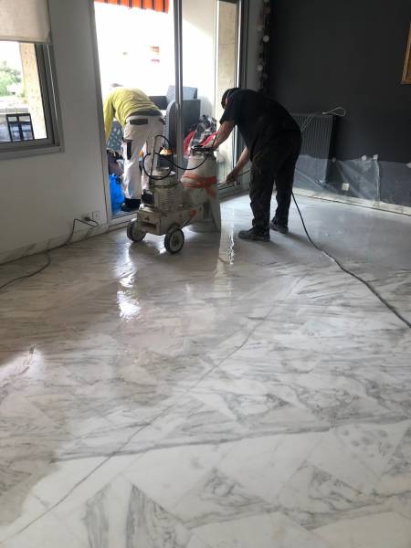 Rénovation par ponçage d'un marbre blanc de Carrare à Marseille