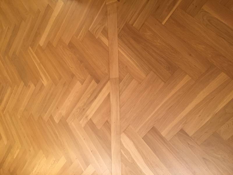 Afin de redonner de l’éclat au sol de cet appartement à Carry le Rouet, JB Briche, artisan du sol a réalisé la remise en état de ce parquet en chêne.  Après avoir effectuer le ponçage de l’ensemble de la superficie du sol avec une machine à bande à aspira