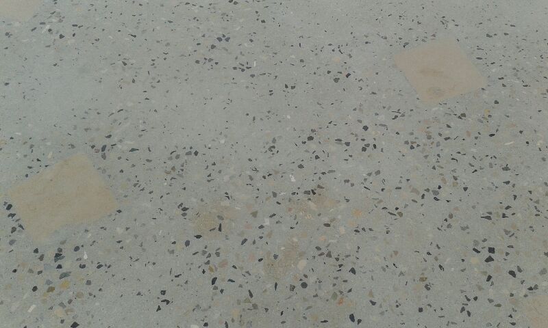 Poncage d'un granito a Marignane en cours de poncage