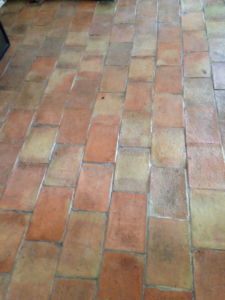 Rénovation et décapage d'une terre cuite en terrasse avec traitement hydrofuge à la Cadiére d'azur