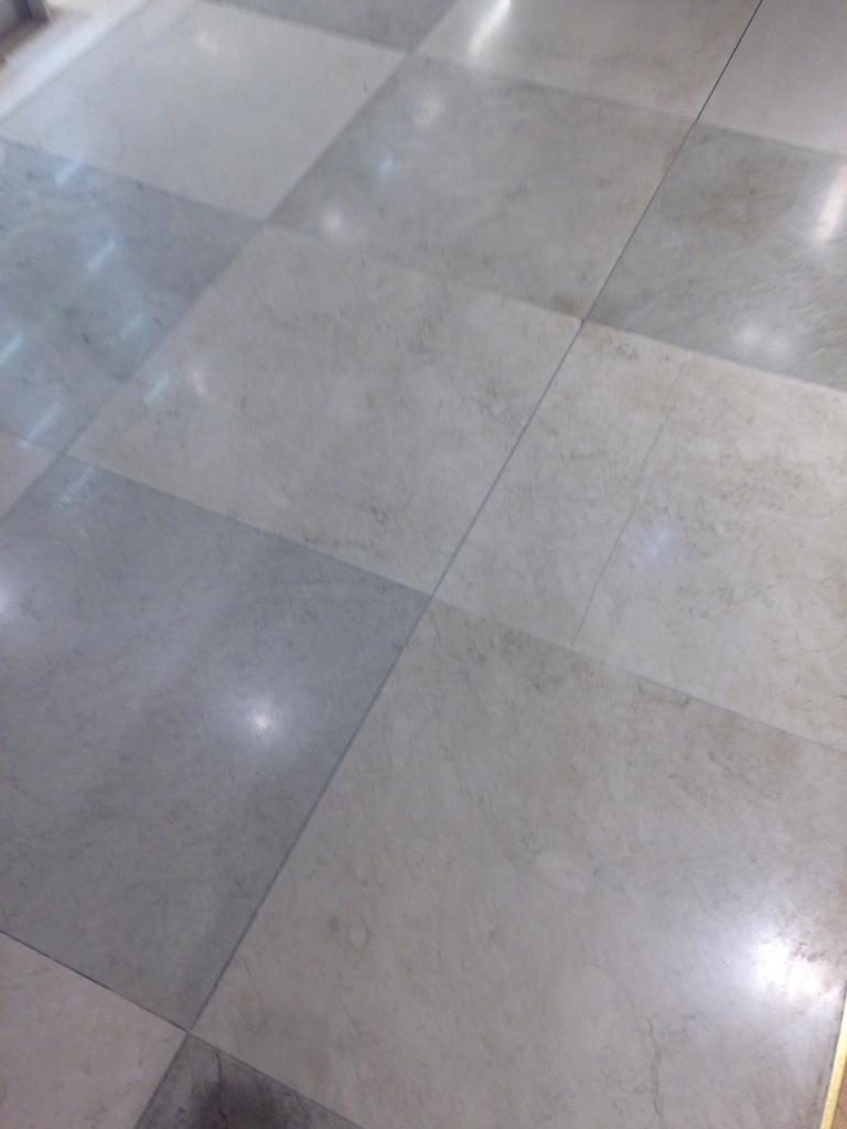 rénovation d'un sol en marbre blanc de carrare meyreuil