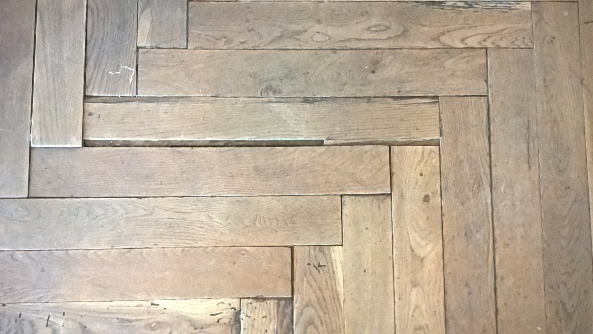 Lames de parquet en chevron abimées